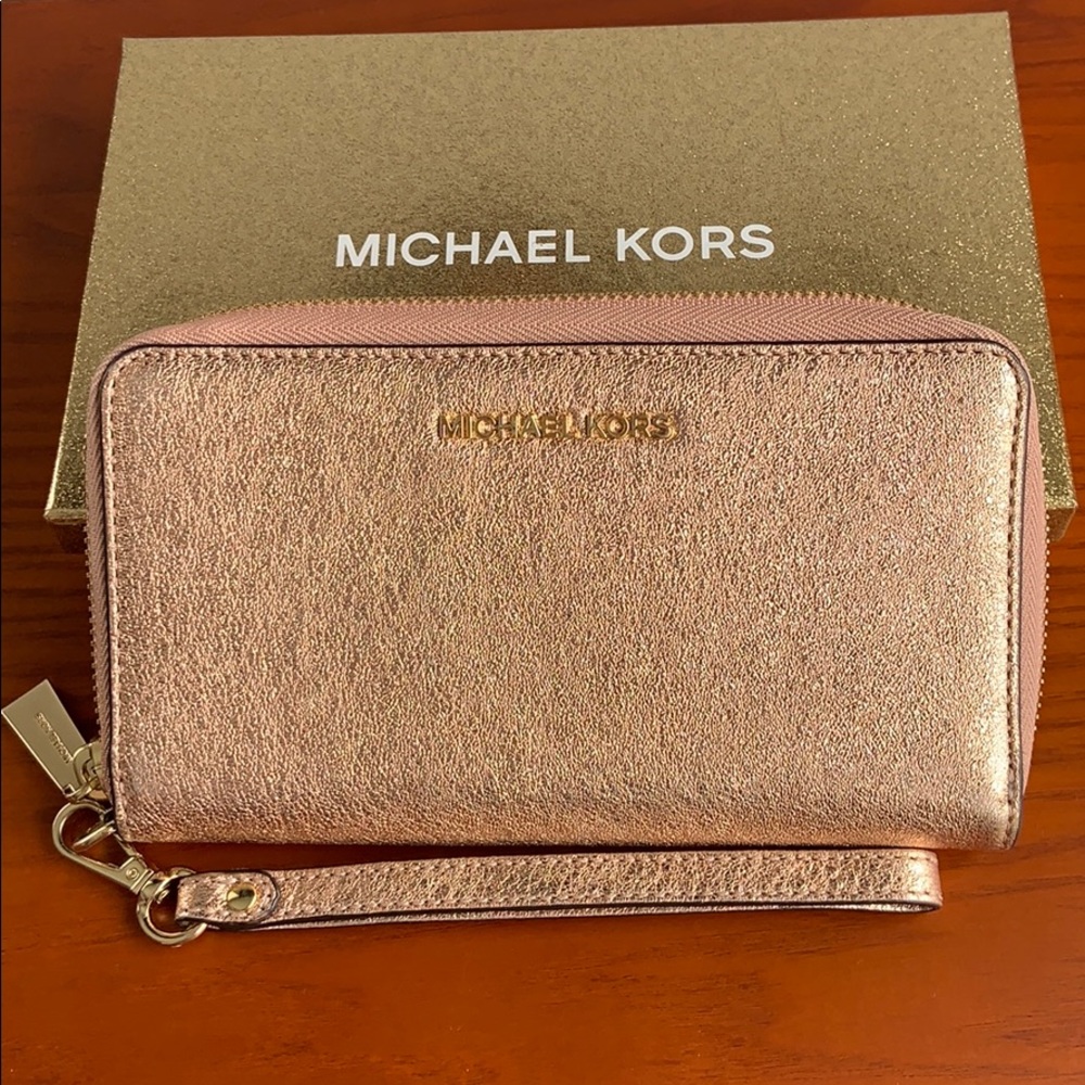 Rose Gold Wrislet with phone pocket!